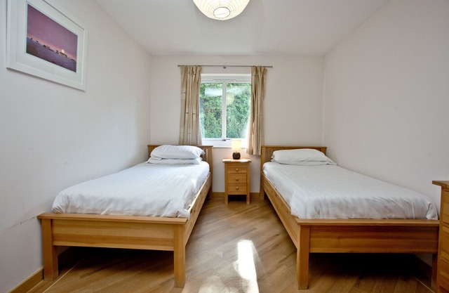 An apartment that sleeps 4 guests in 2 bedrooms