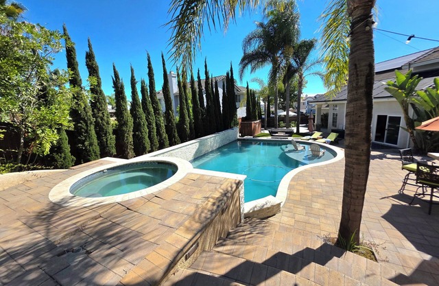 An Artist's Dream 4-Bedroom Retreat with Pool, Hot Tub, Firepit, BBQ island