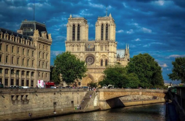 AN UNPARALLELED VIEW OF THE SEINE & THE ICONIC NOTRE-DAME - QUAI ST MICHEL