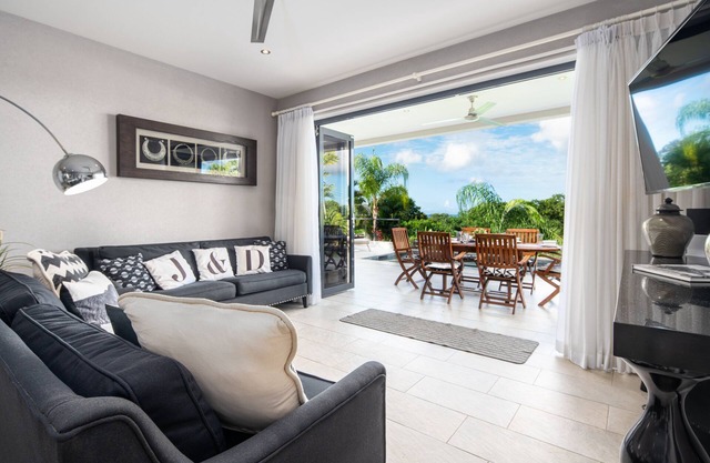Angel Heights - Deluxe Villa, Close to Holetown