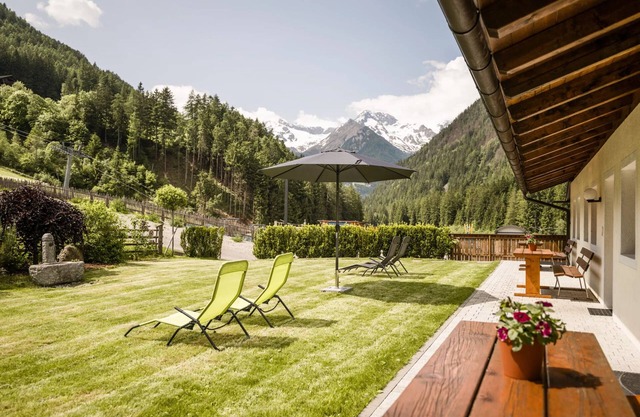 Angererhof - Holiday Apartment 'Leni' with Mountain View, Private Garden and Wi-Fi