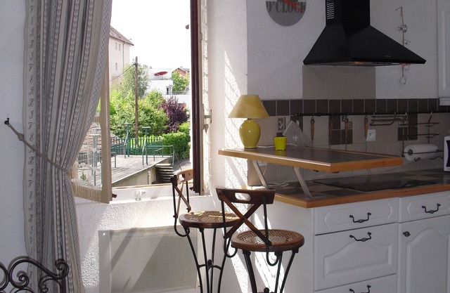 ANNECY COQUET T2 FURNITURE, NEAR LAKE, OLD TOWN, 2 BIKES