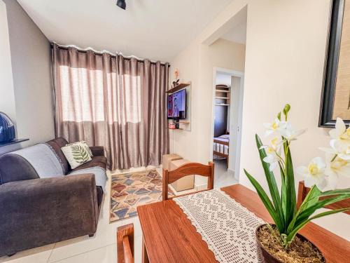 Apê elegante com ar, vaga e ótima localização