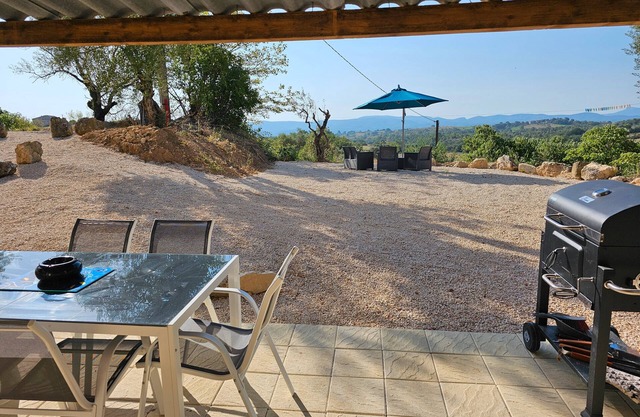 Apartment 'Gîte 3 - Lavande' with Lake View, Shared Pool and Wi-Fi