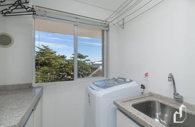 Apartamento com 02 Dormitórios na Quadra do mar