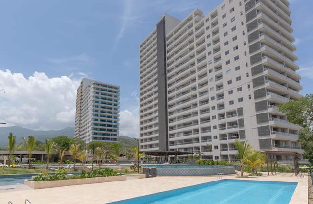 Apartamento de lujo con vista al mar y piscina