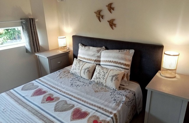 Apartment 'Oiseaux' with Shared Pool, Wi-Fi and Air Conditioning - Villeneuve-lès-Montréal