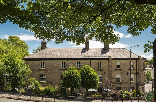 APARTMENT 1 - THE OLD POST OFFICE, family friendly in Buxton