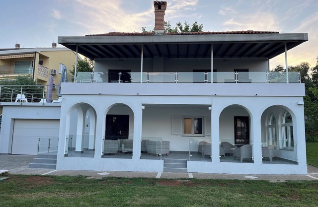 Apartment 2 - Exclusive vacation apartment with sea view and pool