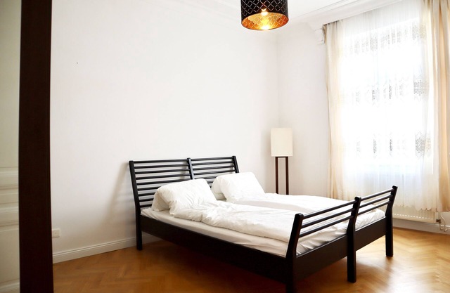 Apartment 3 Stops to Mainstation, Nearby Center