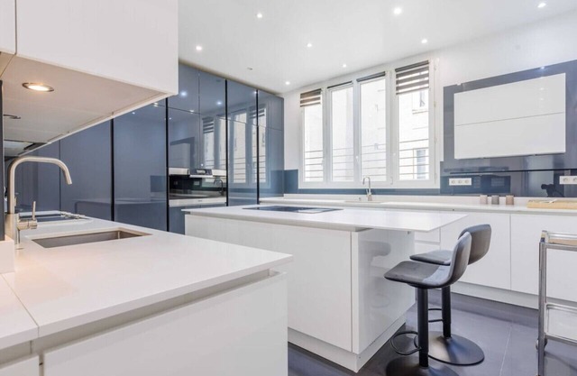 Apartment 4 Bedrooms/4 Bathrooms/Paris 17