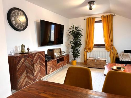 Apartment 6 to 6
