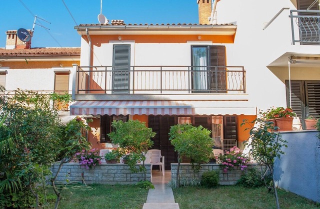 Apartment A 6 Villa Marija - compl. house with 3 bedrooms and 6 beds, near beach area of Poreč