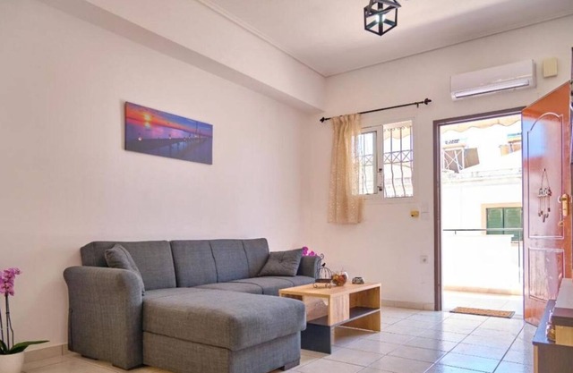 Apartment 'Agapi's House' with Private Terrace, Wi-Fi and Air Conditioning