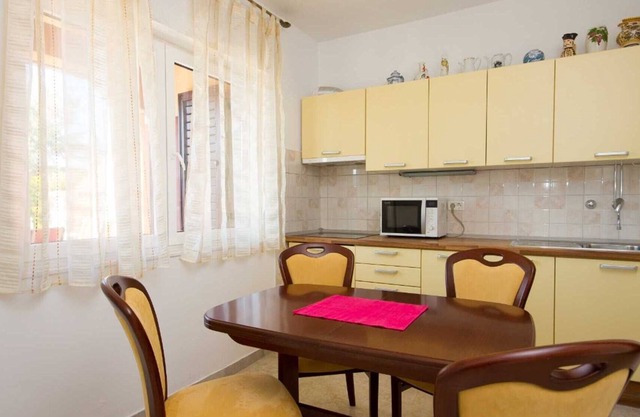 Apartment Antic With Terrace, Garden and BBQ