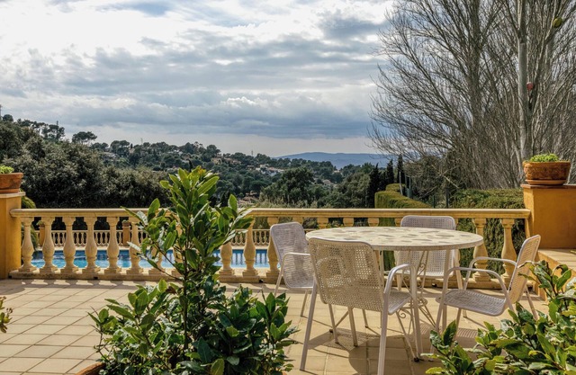 Apartment 'Bajo 3' with Private Terrace, Balcony and Wi-Fi