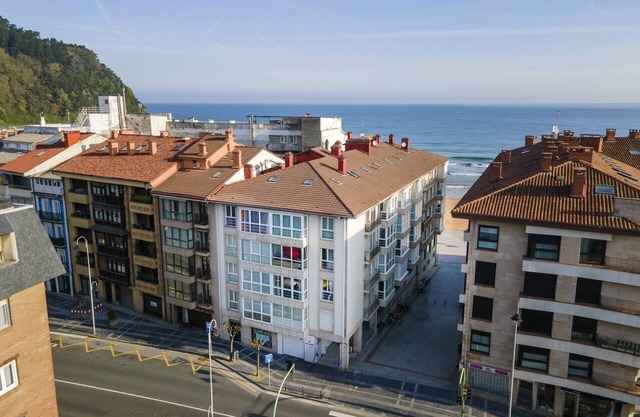 Apartment Bañeru 1 - House in the centre of Zarautz, 1 min. from the beach by Egona