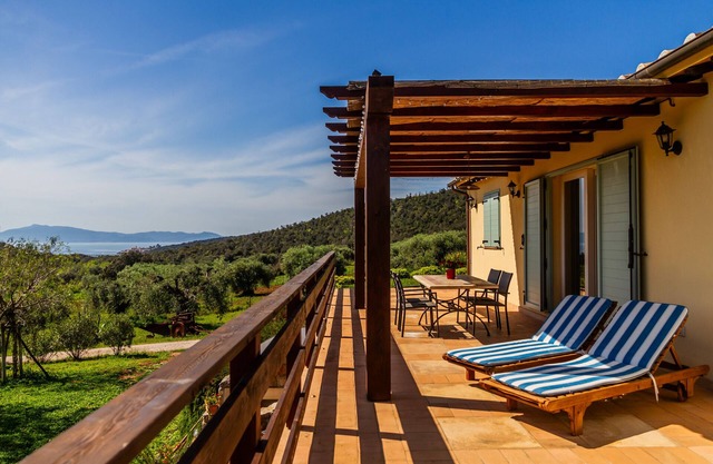Apartment 'Casa Ulivo' with Sea View, Wi-Fi and Air Conditioning