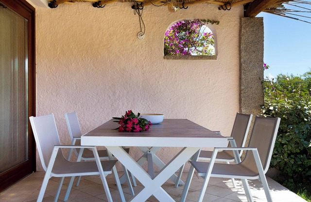 Apartment close to the Beach with Sea View, Terrace & Garden