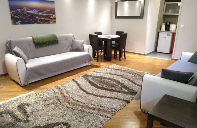 Apartment Dedinje - Free WiFi Free Street Parking - 60 sqm 646 sqft - Entire APT