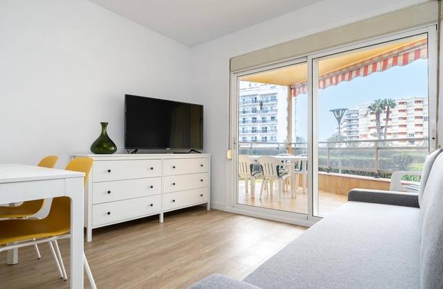 Apartment direct beach access 5km Port Aventura