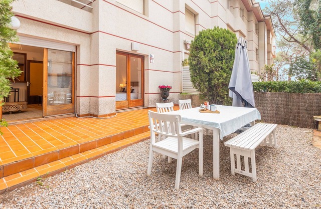 Apartment 'Con Jardin Y Parking' with Private Terrace, Wi-Fi and Air Conditioning