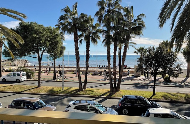 Apartment facing the sea with terrace and swimming pool in residence le grand large