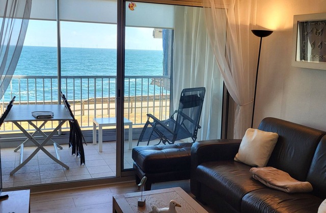 Apartment facing the sea