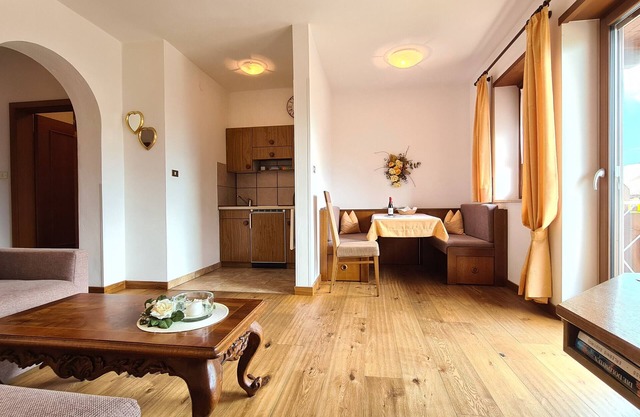 Apartment 'Fewo Innerhofer - Südbalkon' with Mountain View, Shared Pool and Wi-Fi