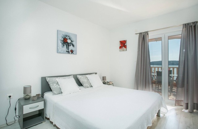 Apartment for 2+2, Seget Donji ❤, by the beach