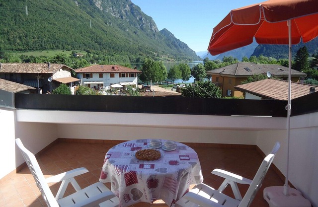 Apartment for 2 adults + 1 child, great view, 200m to the lake / beach, garden