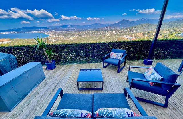 Apartment for 2/4 people with superb sea view and Jacuzzi in Porticcio