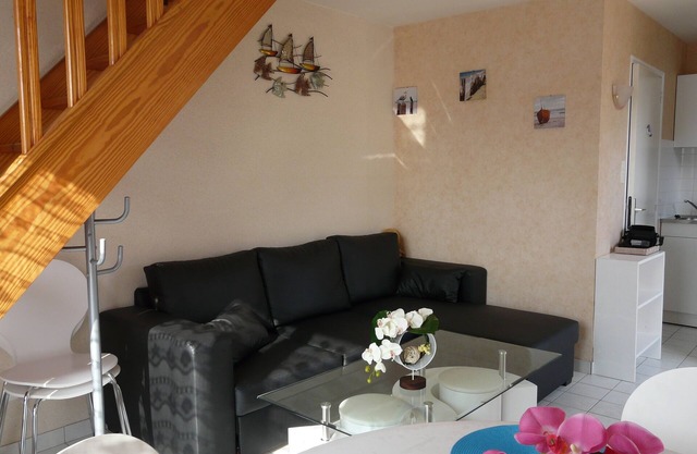Apartment 200m From The Beach with small sea view from the 1st floor