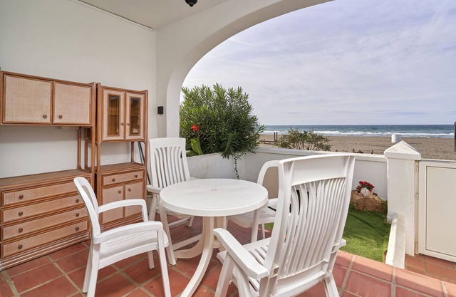 Apartment 'Frontline Vacation Home A86 2' with Sea View, Shared Pool and Wi-Fi