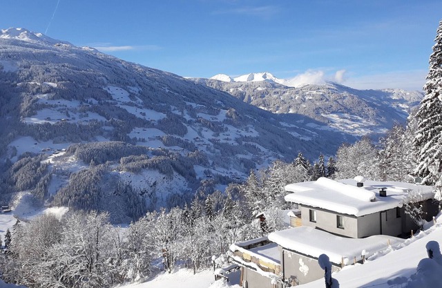 Apartment 'Haus Bergblick' with Mountain View, Shared Terrace and Wi-Fi