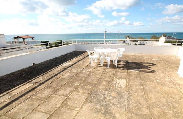 Apartment in a villa 30 meters from the sea