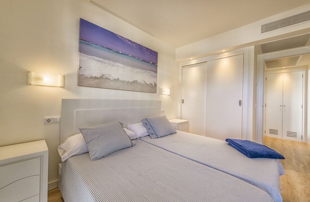 APARTMENT IN CALA MILLOR, Modern, DIRECTLY ON THE BEACH, SEAVIEW, Wifi Incl, up to 4 pers.