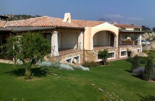 Apartment in fine villa with excellent sea view and well-kept garden.