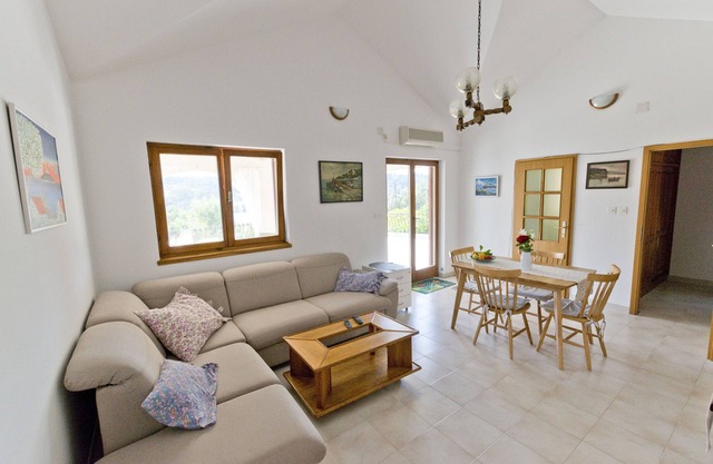 Apartment Ina (11081-A1) - Rogac - island Solta