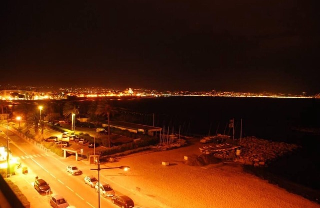 Apartment in luxury building facing the beach
