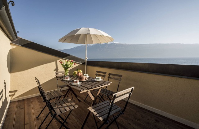 Apartment in olive grove directly on the lake