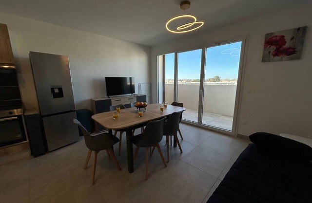 Apartment in residence with swimming pool 400 m from the beach.