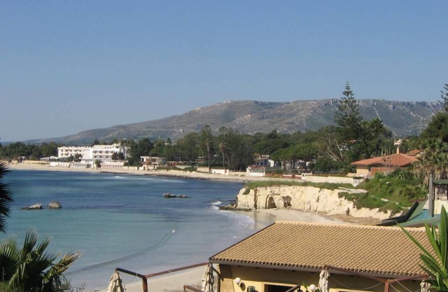 Apartment in villa with swimming pool 20 meters from the sea