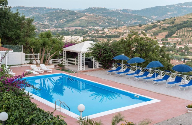 APARTMENT IN VILLA WITH POOL