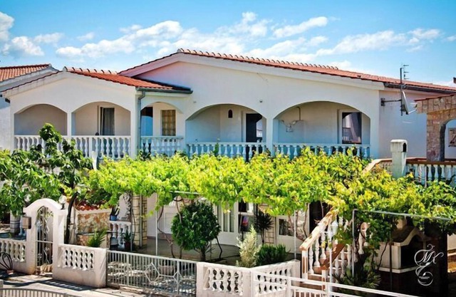 Apartment in Vir with garden furniture