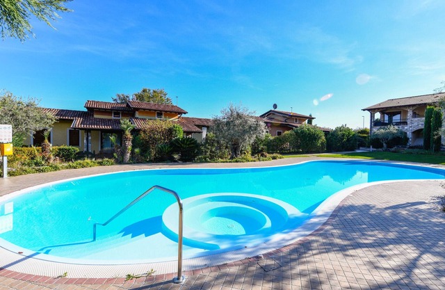 Apartment 'Valtenesi' with Shared Pool, Wi-Fi and Air Conditioning