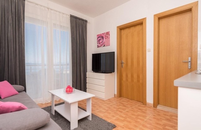 Apartment Ivi - 100 m from pebble beach: A1(2+2) - Drasnice, Riviera Makarska, Croatia