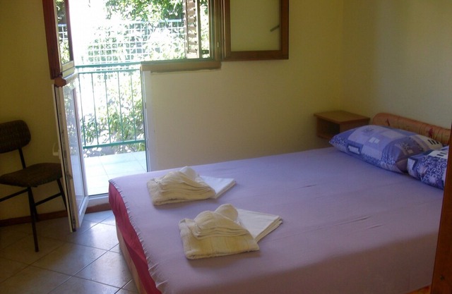 Apartment Kaleb - next to the seashore: SA10-Miro 34(2) - Stomorska, Island Solta, Croatia