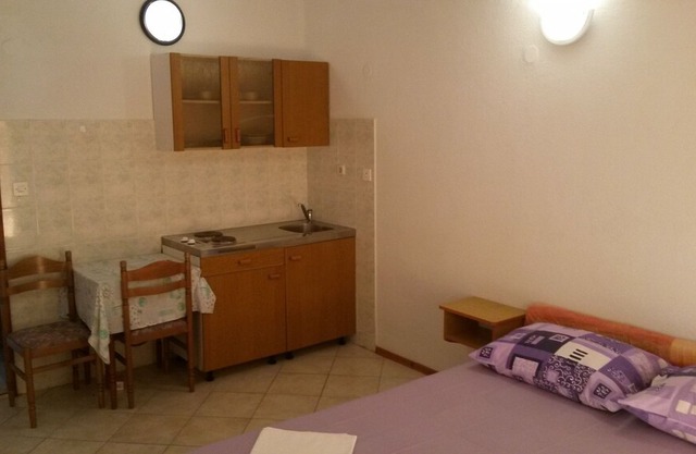 Apartment Kaleb - next to the seashore: SA6-Klara 33(2) - Stomorska, Island Solta, Croatia
