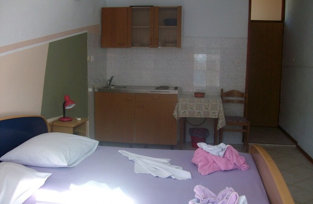Apartment Kaleb - next to the seashore: SA4-Klara 31(2) - Stomorska, Island Solta, Croatia